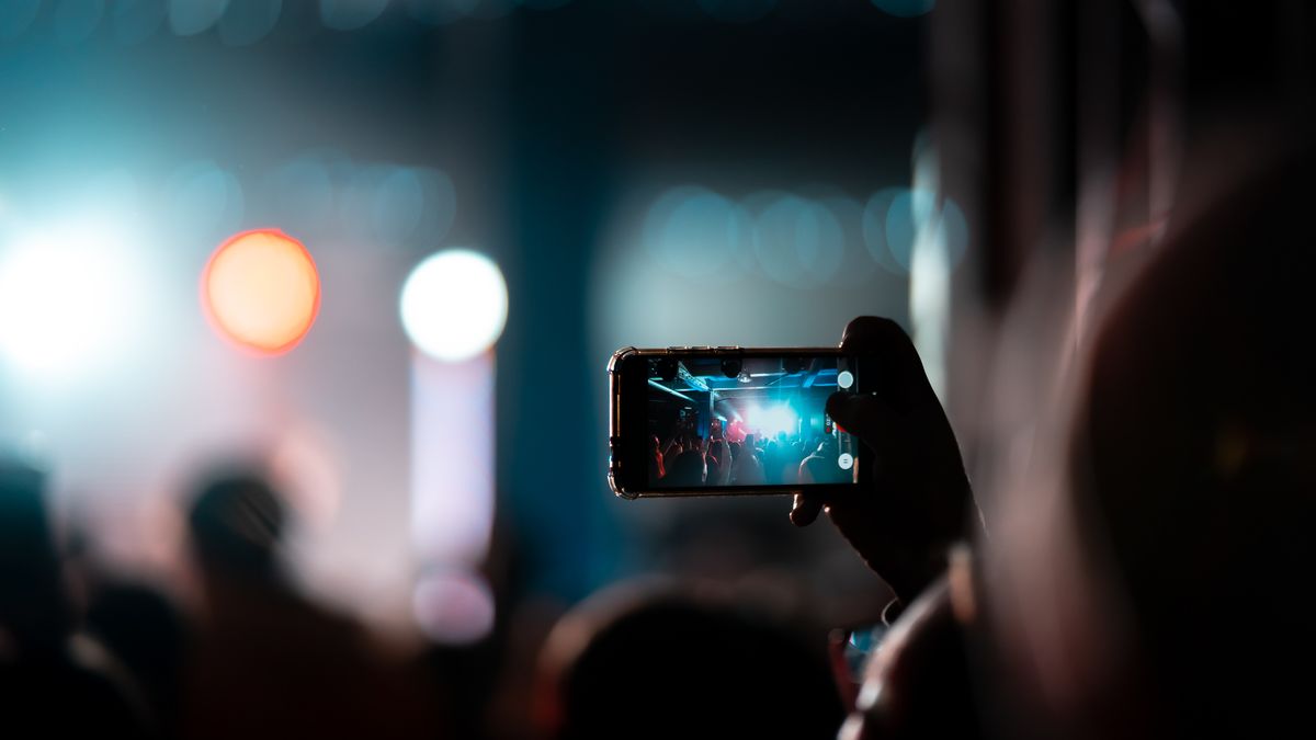 iPhone screen recording controls displaying error alert that recording failed to save